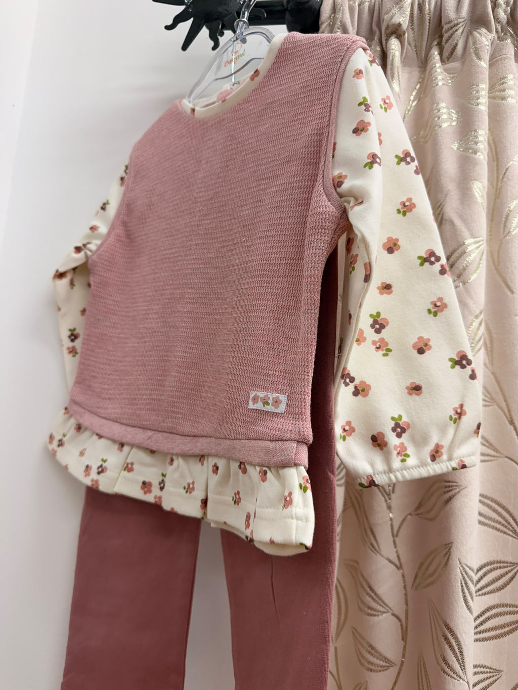 Conjunto bebé Babybol rosa palo con estampado floral, vista lateral