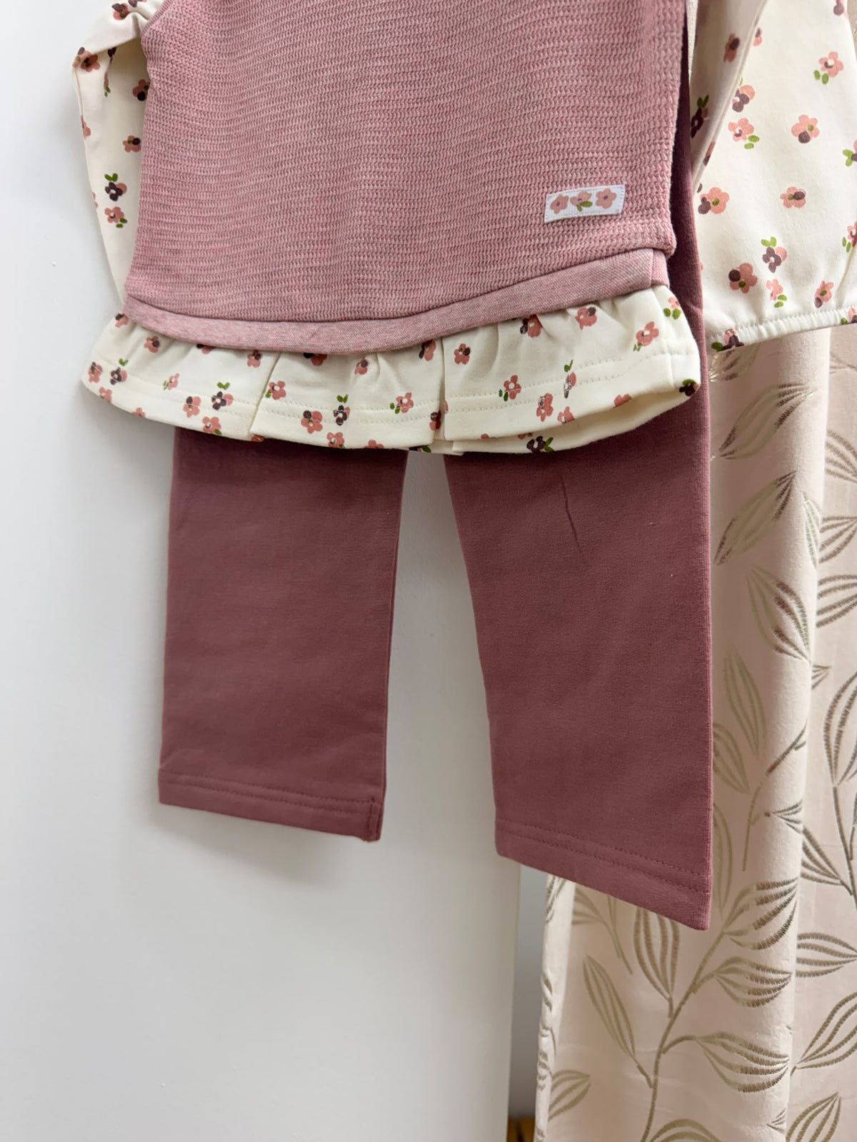 Detalle del pantalón rosa palo del conjunto bebé Babybol