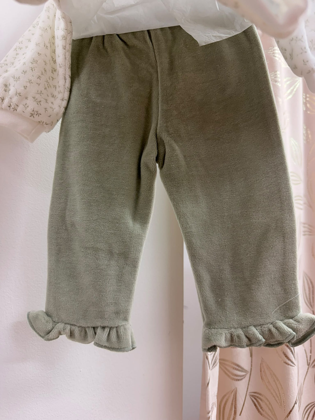 Detalle del pantalón caqui con volante del conjunto Babybol