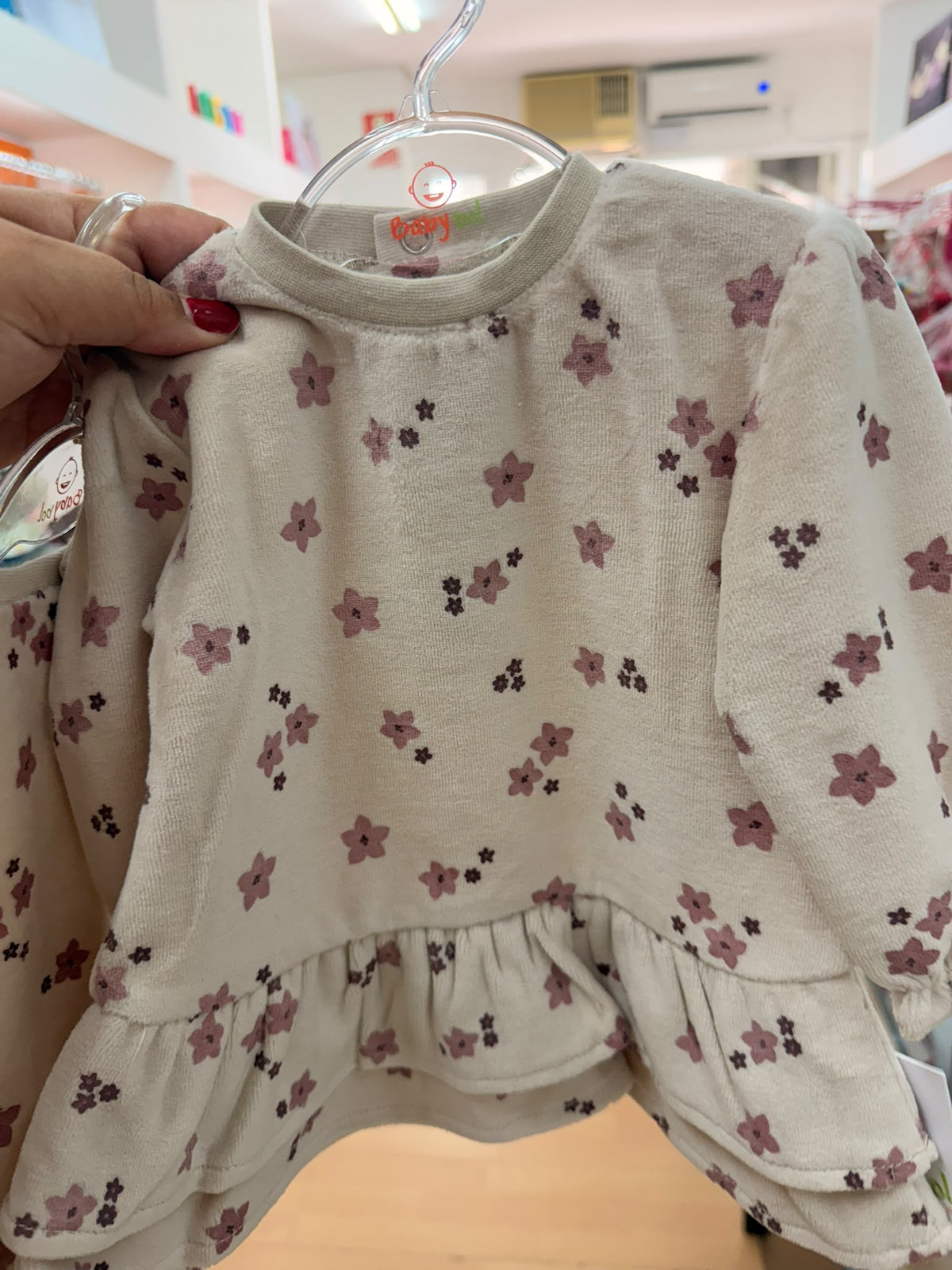 Detalle frontal del vestido bebé Babybol beige con flores