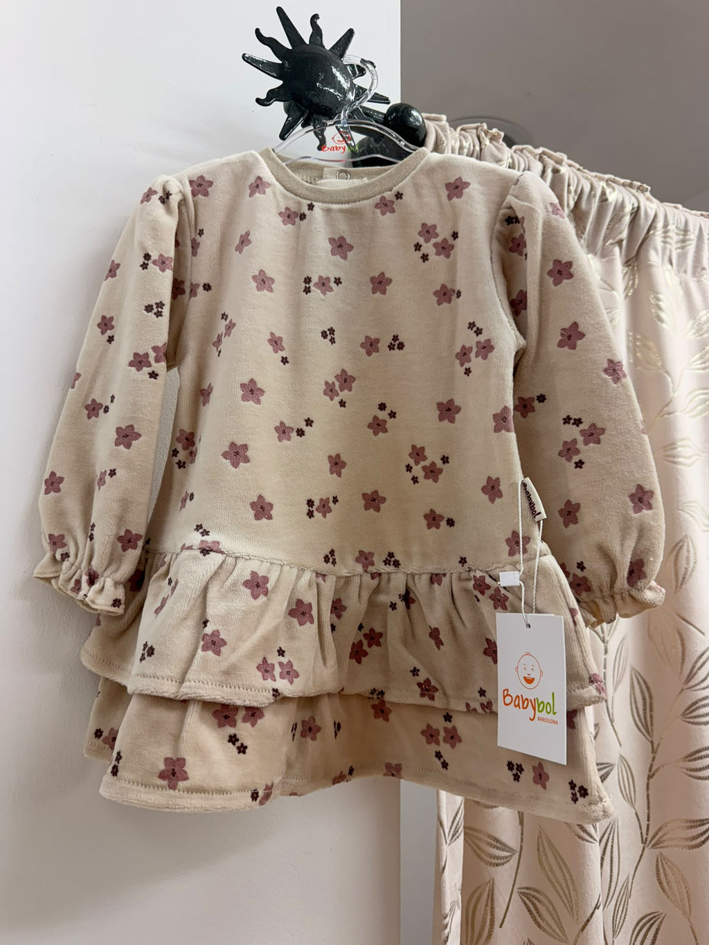 Vestido bebé Babybol beige con estampado floral, vista frontal