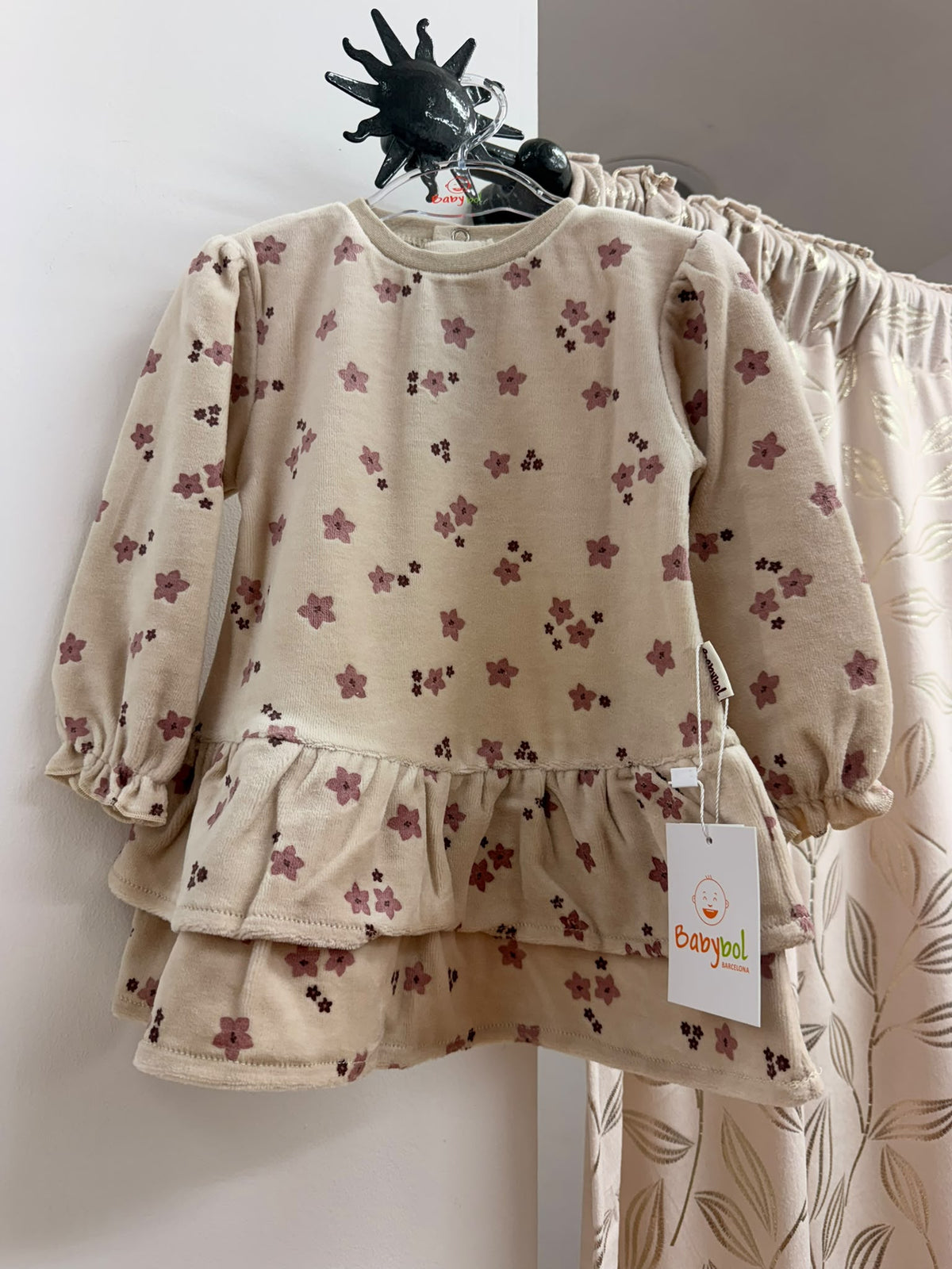 Vestido bebé Babybol beige con estampado floral, vista frontal