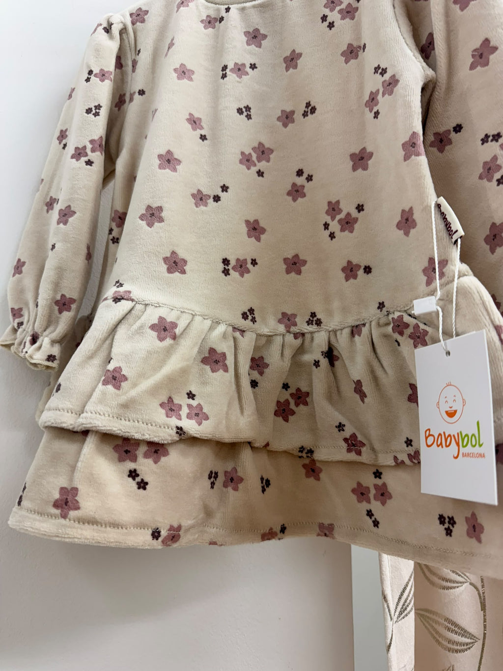 Detalle de los volantes y estampado floral del vestido bebé Babybol