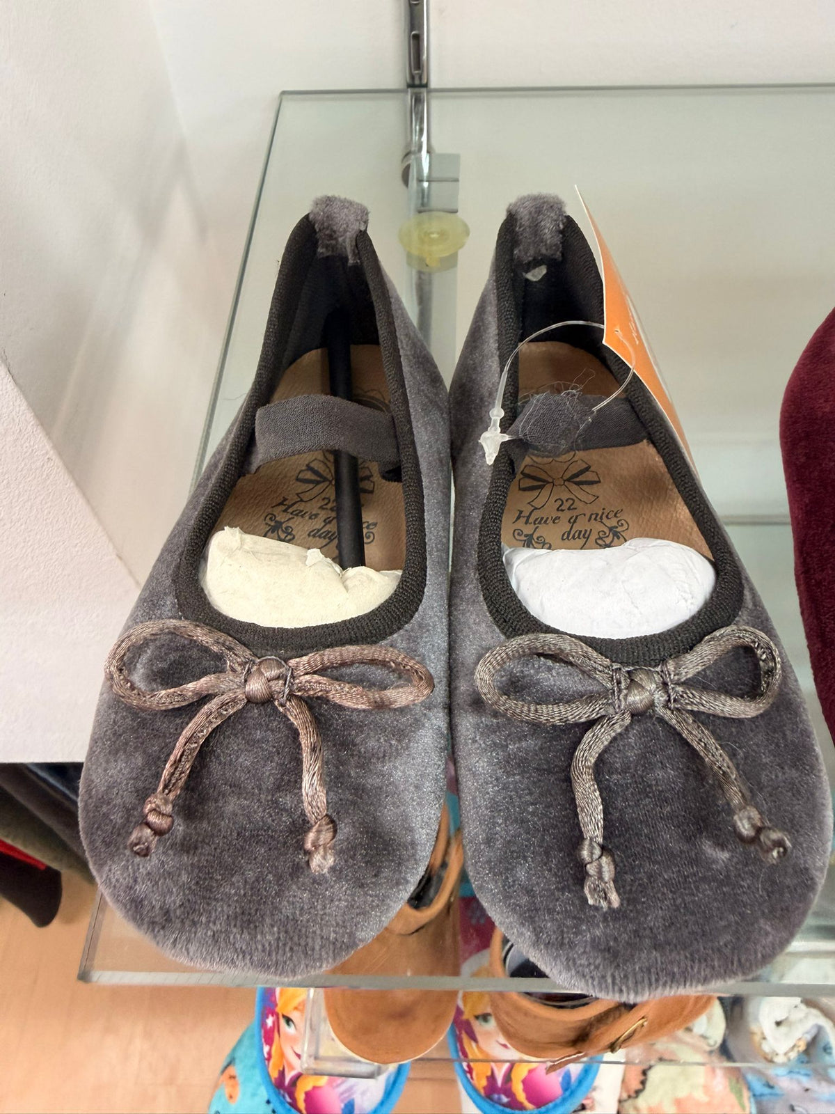 Bailarinas infantiles Gioseppo Tutu de terciopelo gris con lazo