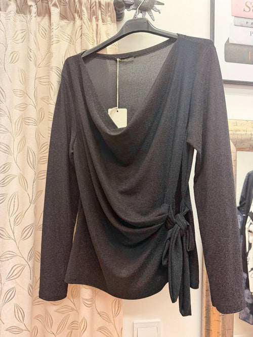 Blusa negra de mujer de manga larga con escote drapeado y lazada lateral