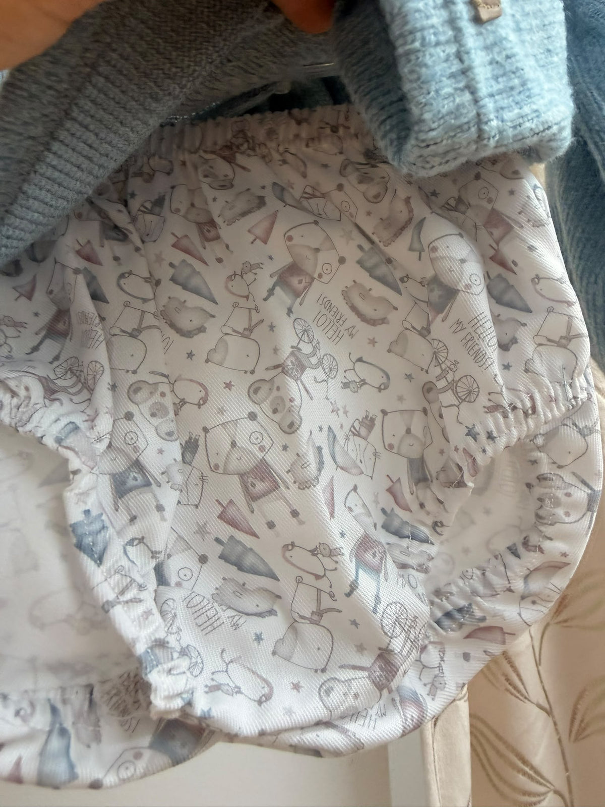 Detalle del pololo estampado del conjunto bebé Calamaro