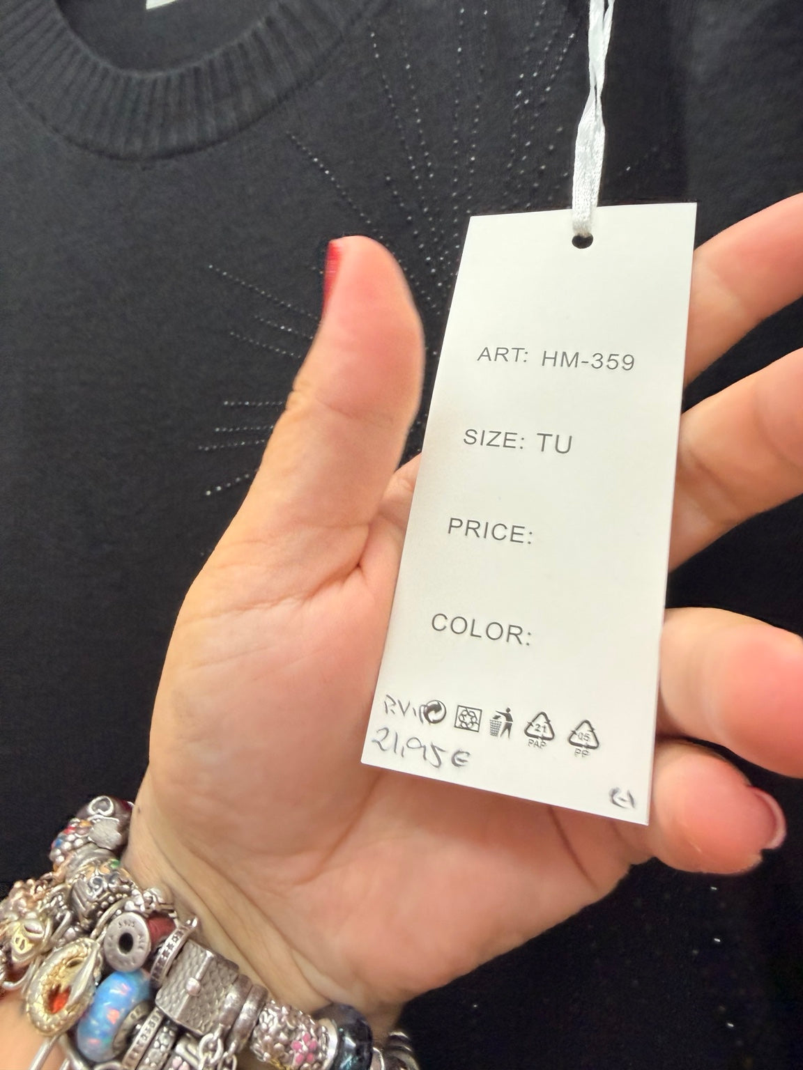 Camiseta de mujer negra de punto calado con escote en pico y manga corta