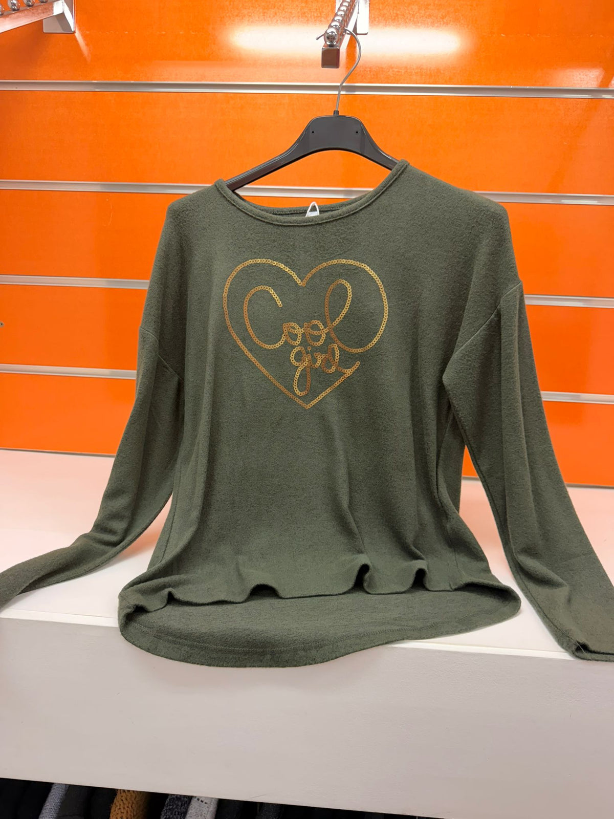 Camiseta de niña Losan verde con corazón y texto Cool Girl en lentejuelas