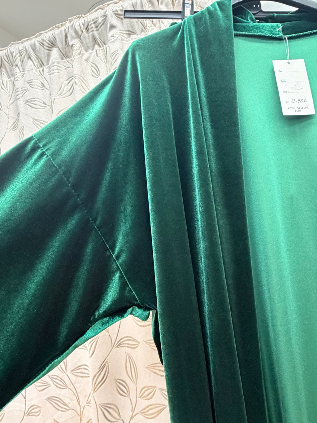 Detalle de la chaqueta kimono de terciopelo verde esmeralda