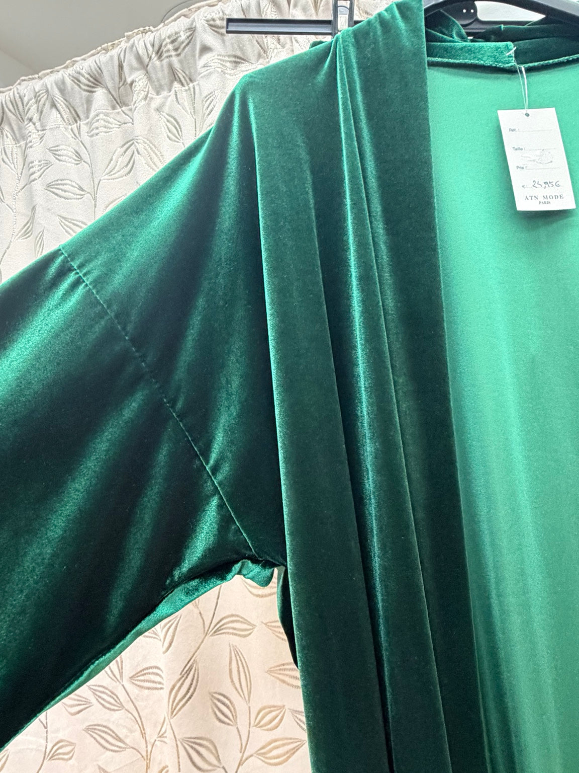 Detalle de la chaqueta kimono de terciopelo verde esmeralda