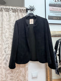 Chaqueta negra de mujer con textura suave y corte abierto