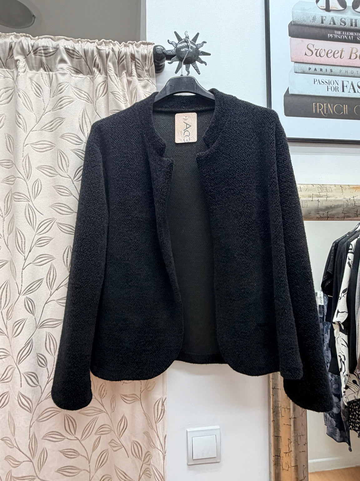 Chaqueta negra de mujer con textura suave y corte abierto