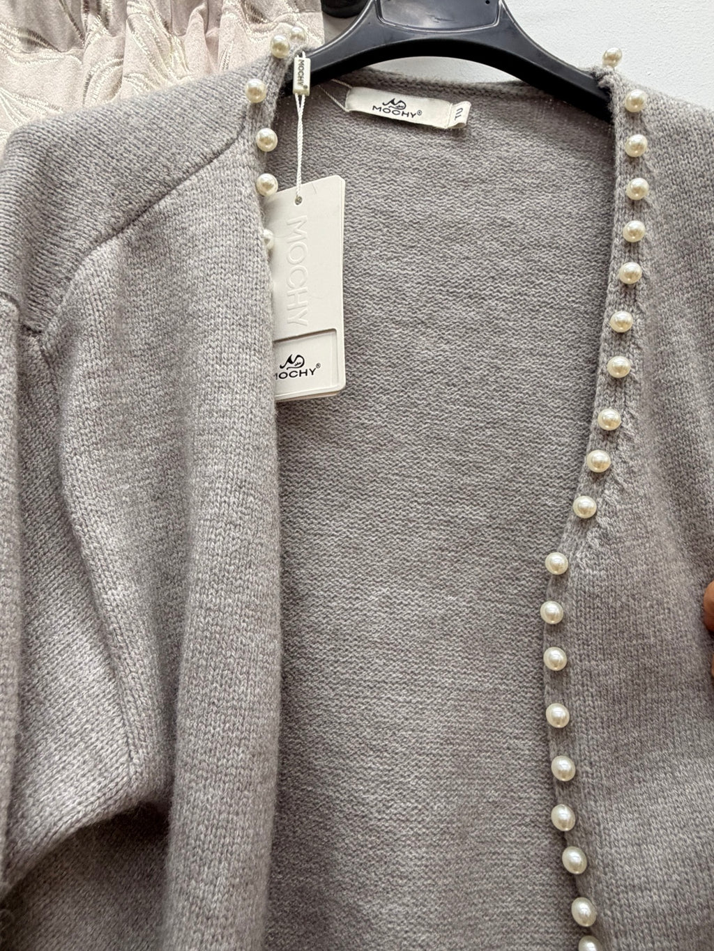 Detalle de perlas en chaqueta de punto gris Moohy
