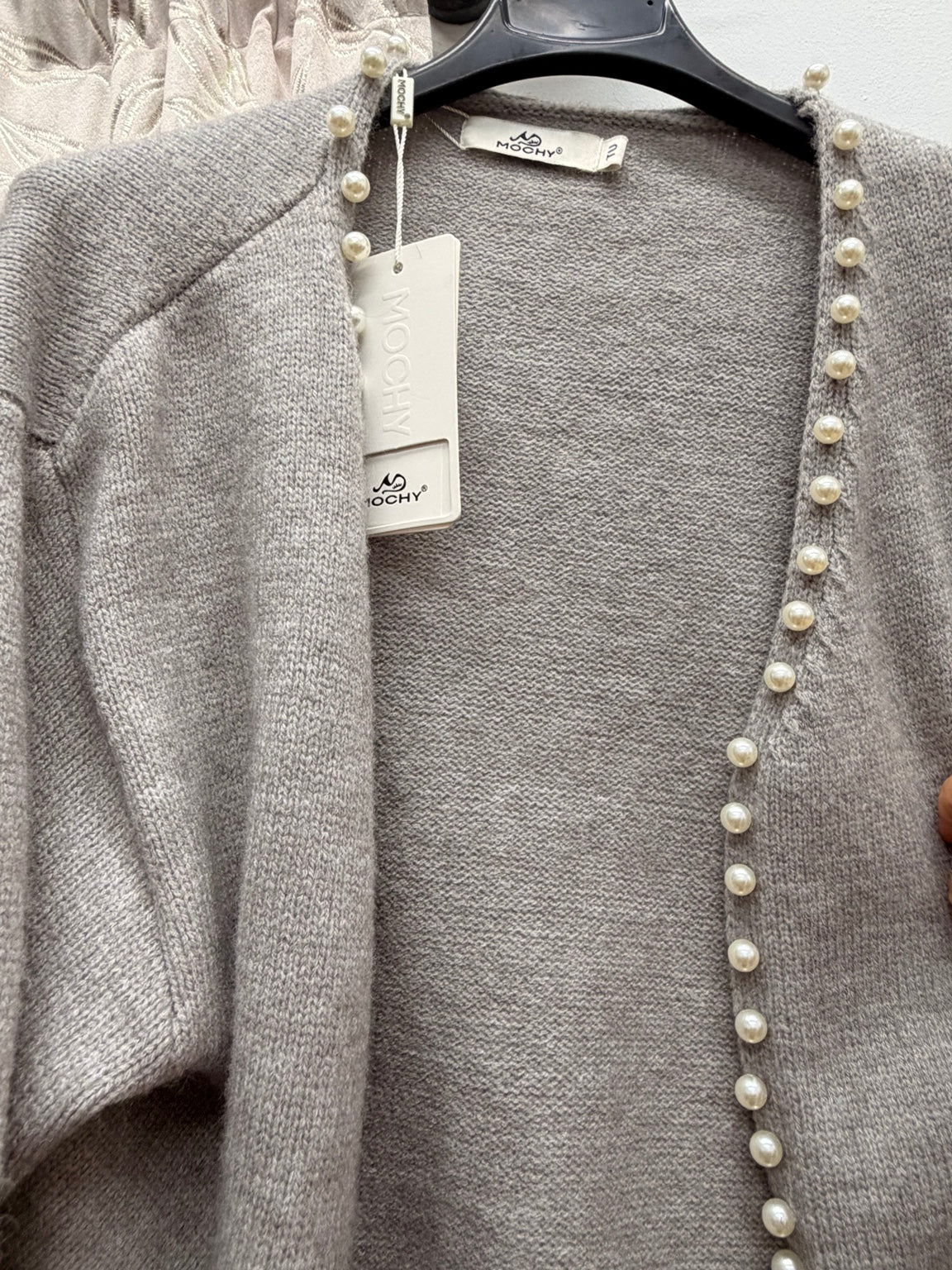 Detalle de perlas en chaqueta de punto gris Moohy