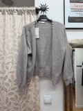 Chaqueta de punto gris para mujer con detalle de perlas