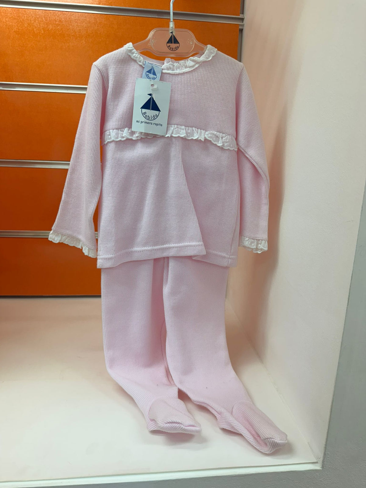 Conjunto bebé Babidu rosa con volantes blancos, talla 6 meses