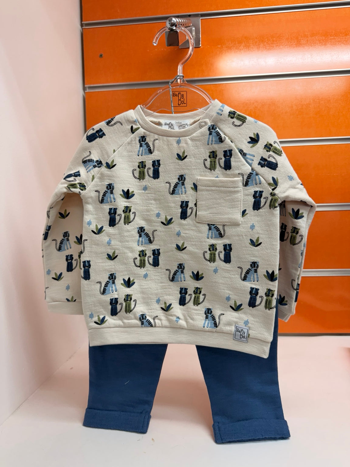 Conjunto bebé Babybol crudo con estampado de gatos y pantalón azul
