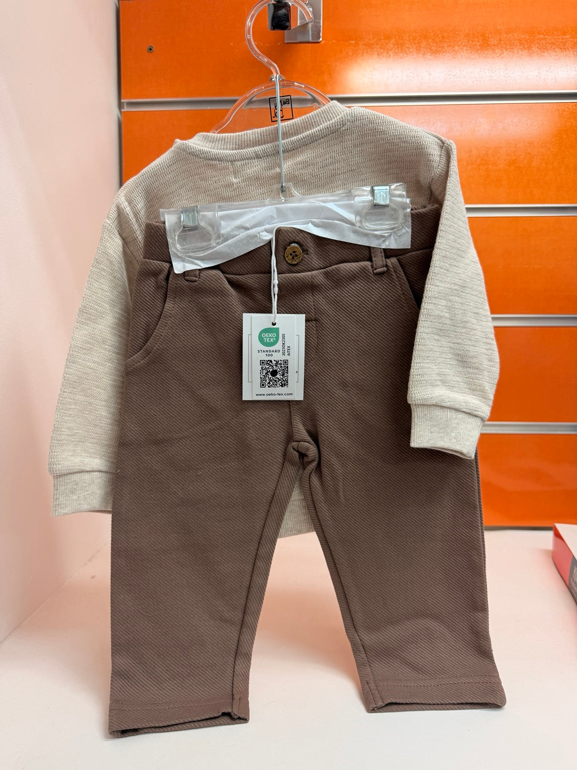Detalle del pantalón marrón del conjunto bebé Babybol