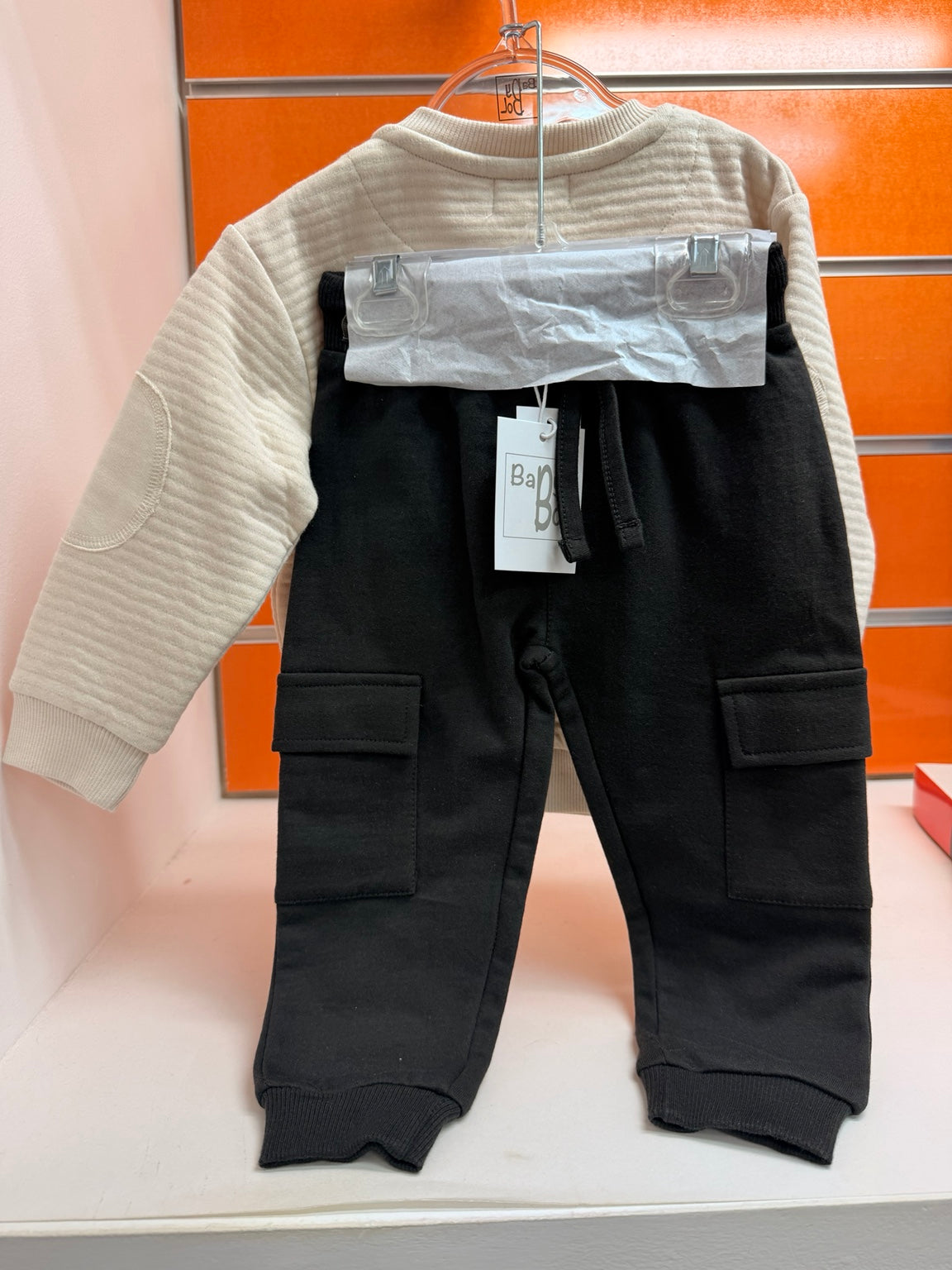 Conjunto bebé Babybol crudo con estampado robot y pantalón negro