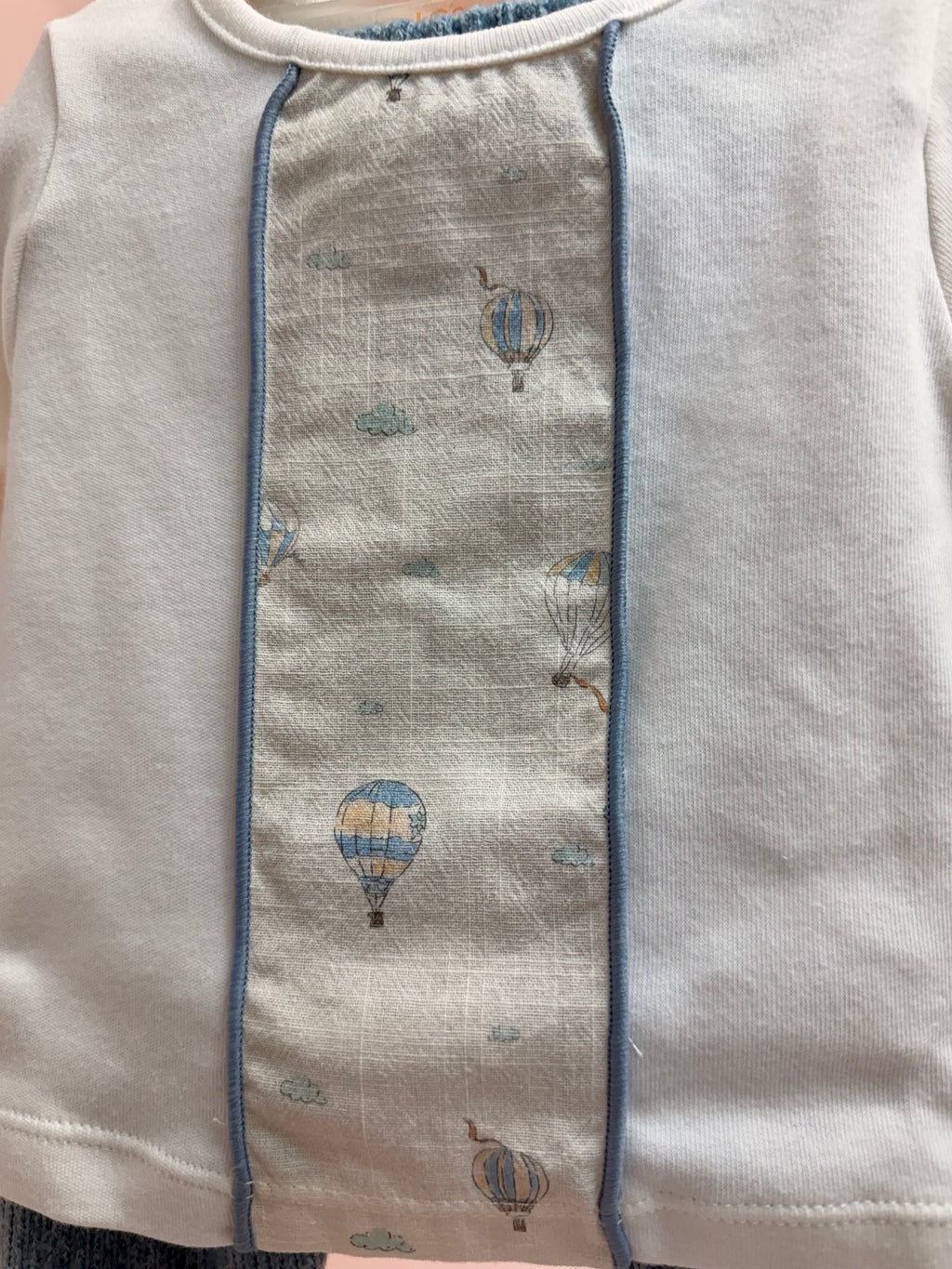Detalle del conjunto bebé Calamaro Arenol blanco y gris azulado con globos