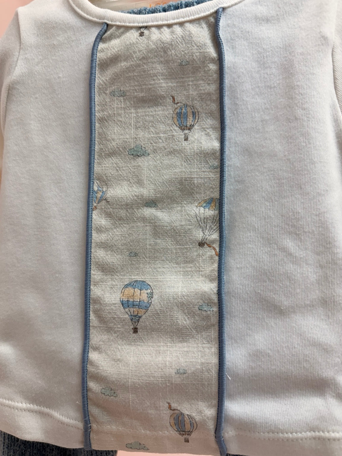 Detalle del conjunto bebé Calamaro Arenol blanco y gris azulado con globos