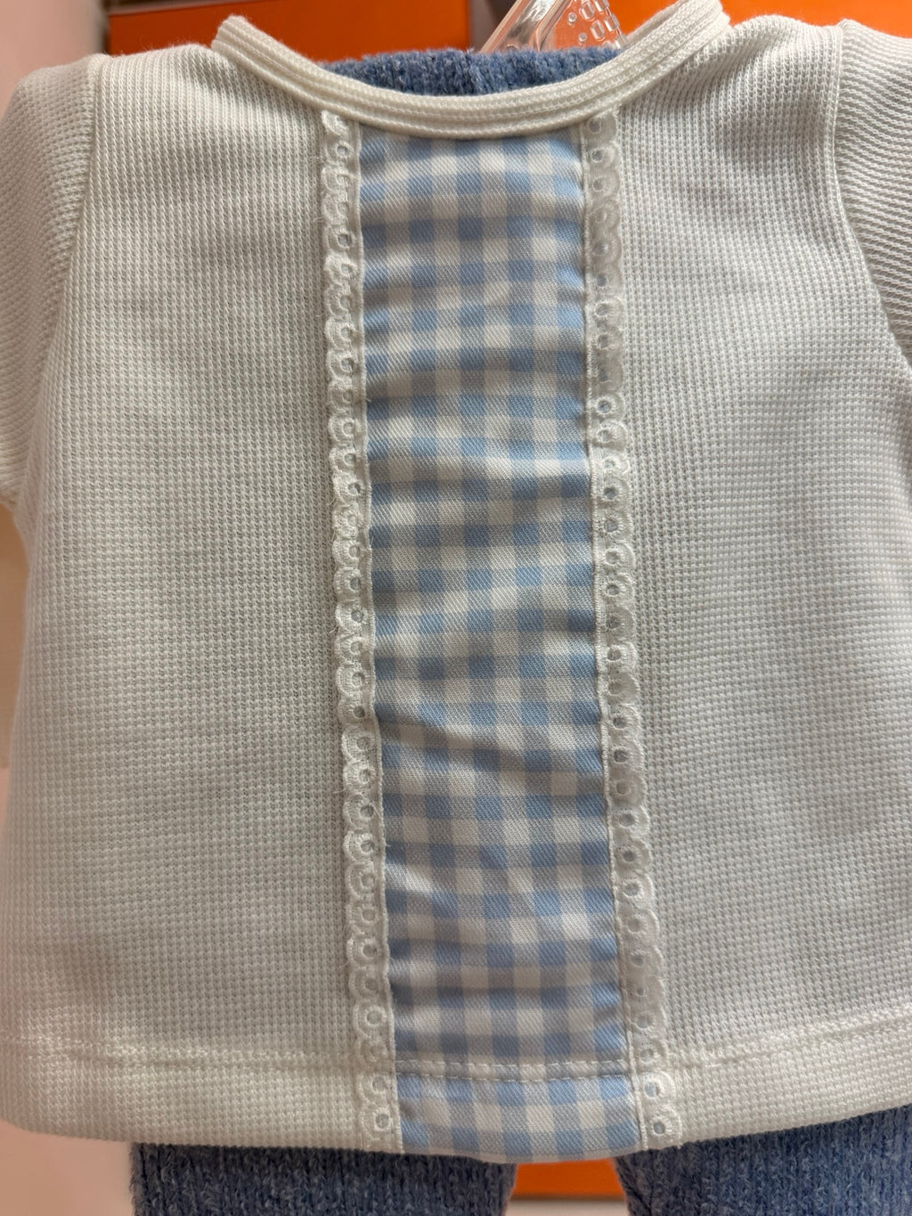 Detalle de cuadros azul y blanco del conjunto bebé Calamaro Berg