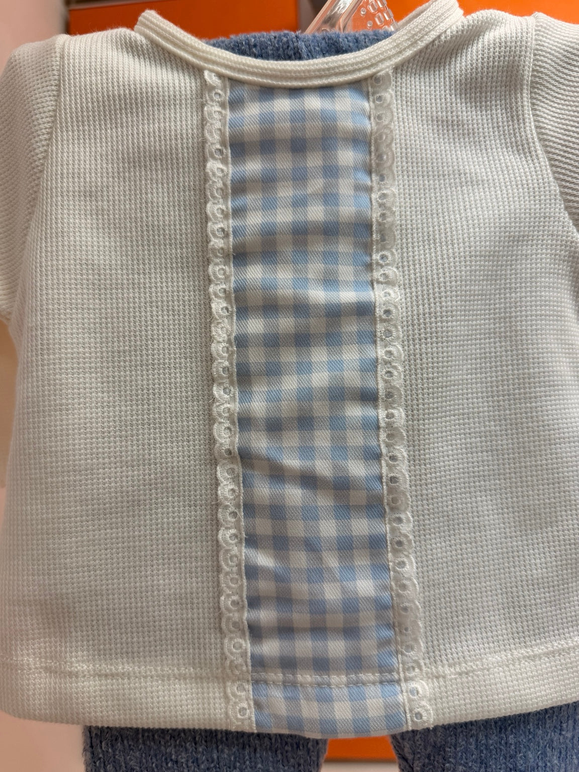Detalle de cuadros azul y blanco del conjunto bebé Calamaro Berg