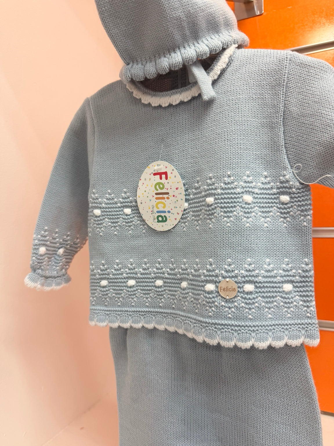 Detalle del jersey del conjunto bebé Felicia azul Brisa y blanco