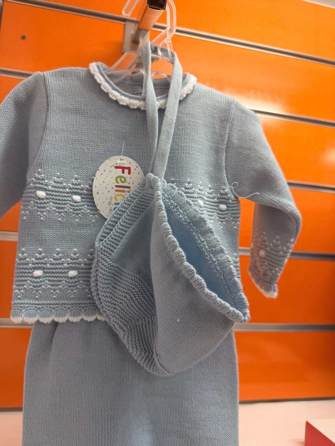 Detalle del gorro del conjunto bebé Felicia azul Brisa y blanco