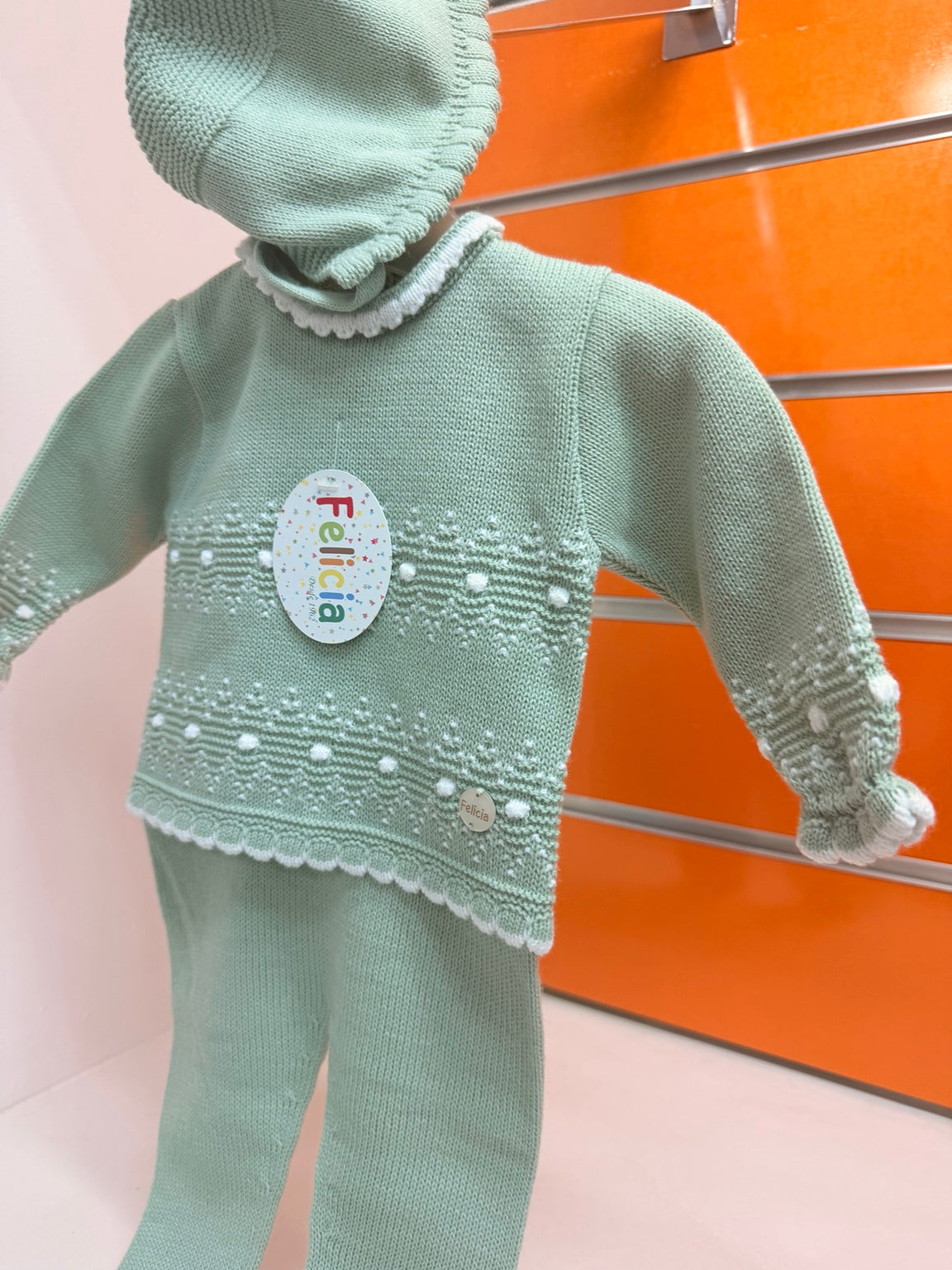 Conjunto bebé Felicia verde empolvado con gorro y detalle de punto