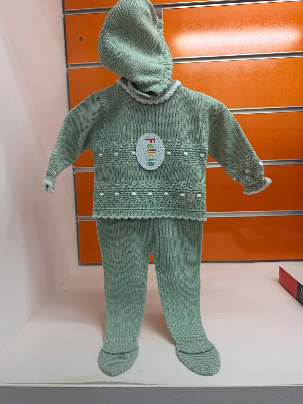 Conjunto bebé Felicia verde empolvado y blanco, vista frontal