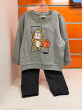 Conjunto bebé Losan gris con sudadera de mono y pantalón oscuro