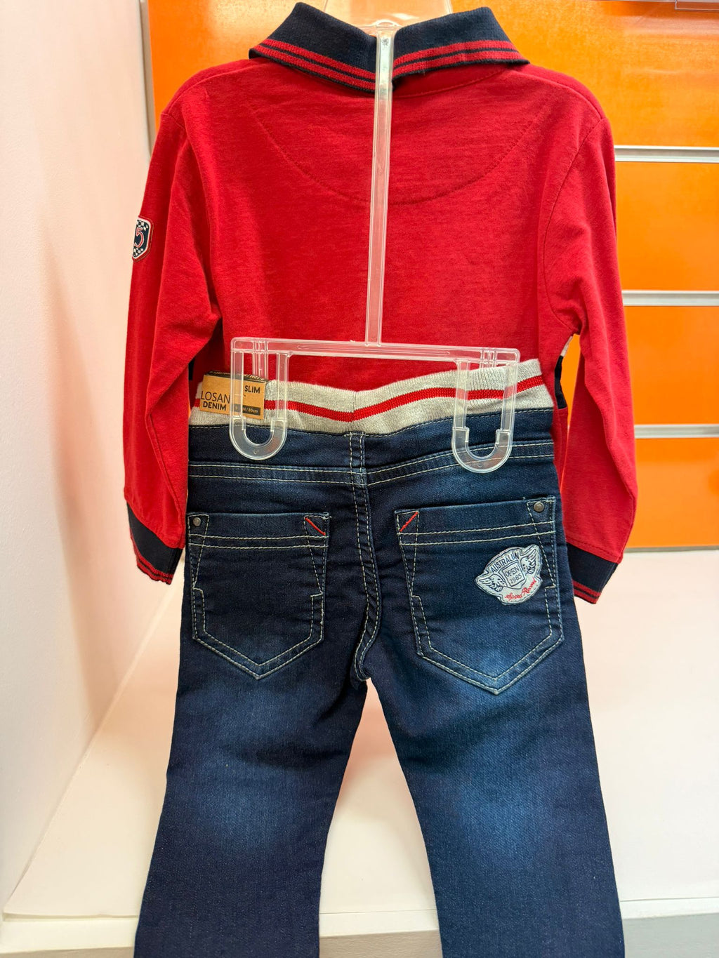 Vista trasera del conjunto bebé Losan con polo rojo y pantalón vaquero