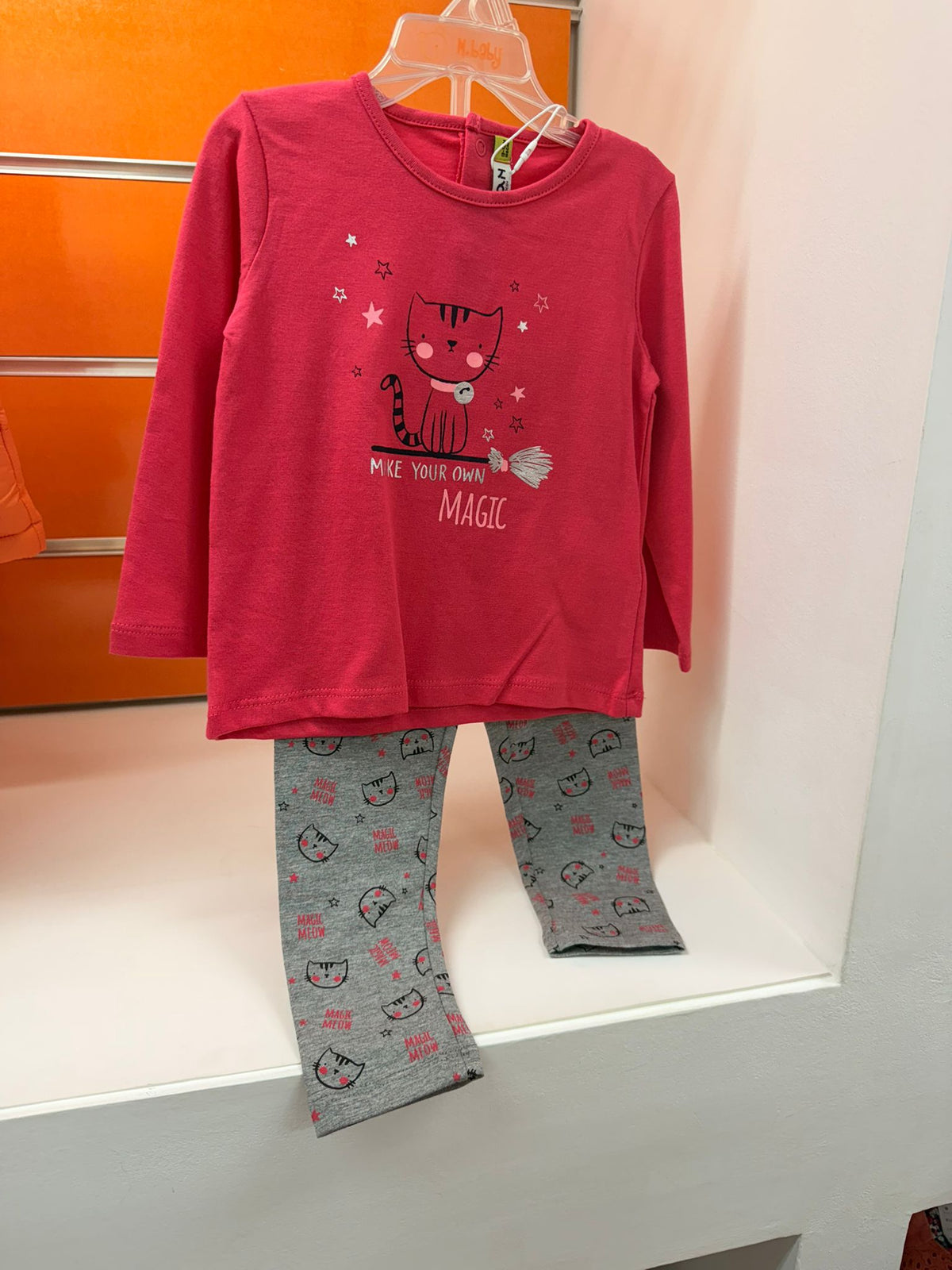 Conjunto bebé Losan color fresa con camiseta de gato y leggings, talla 9-12 meses