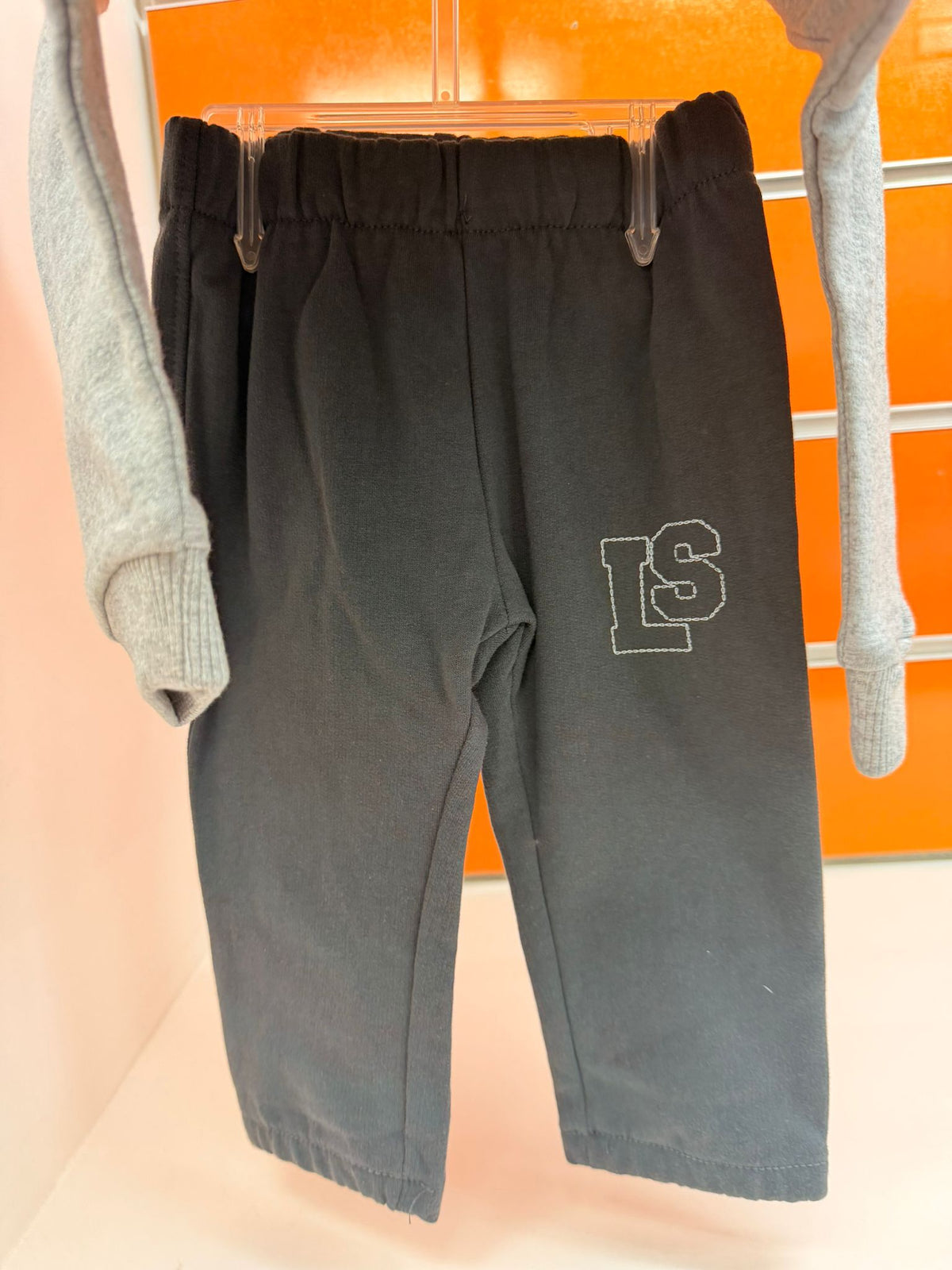 Pantalón negro del conjunto bebé Losan gris, talla 6-9 meses