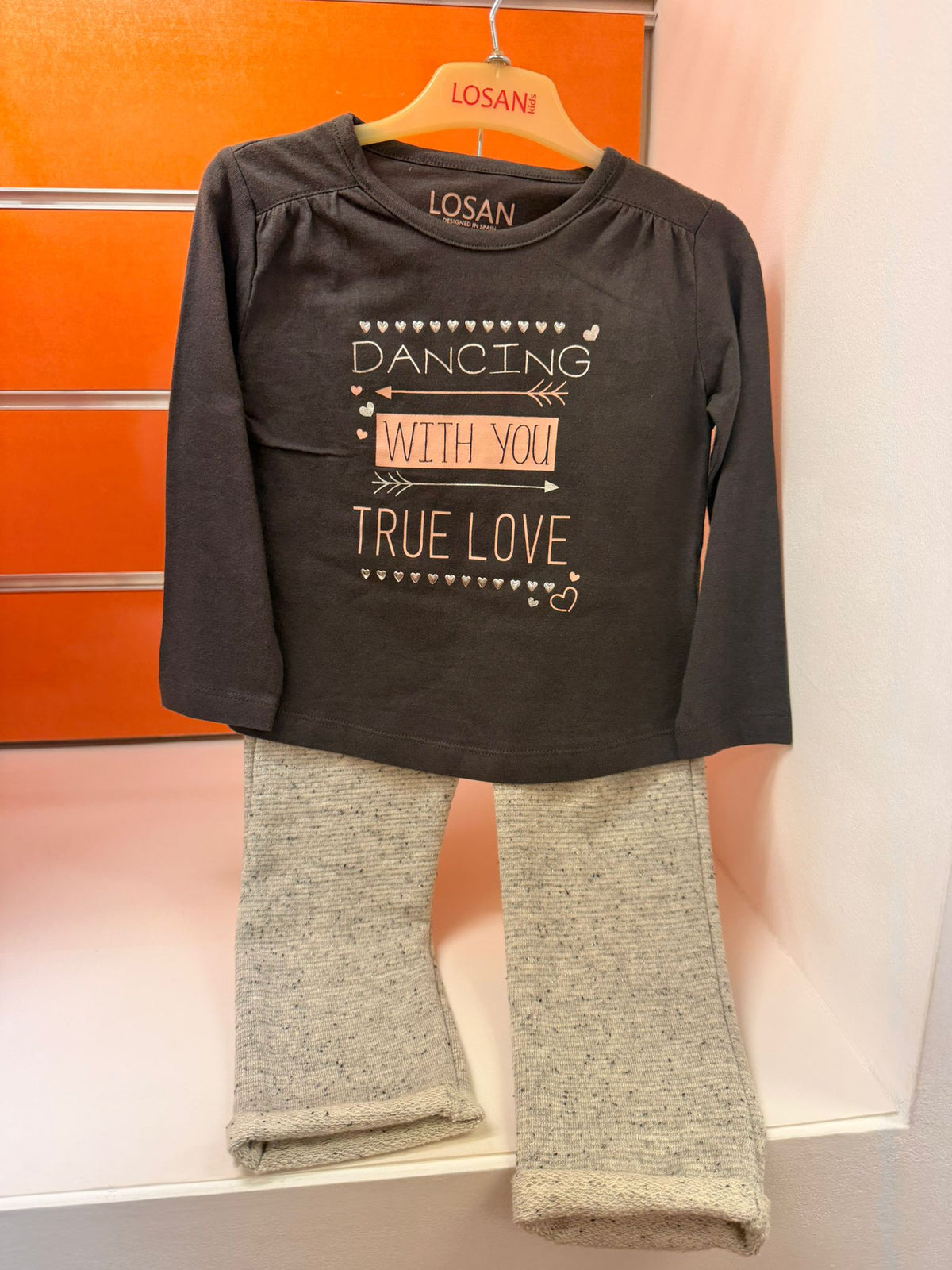 Conjunto niña Losan camiseta Dancing With You y pantalón gris, talla 2 años