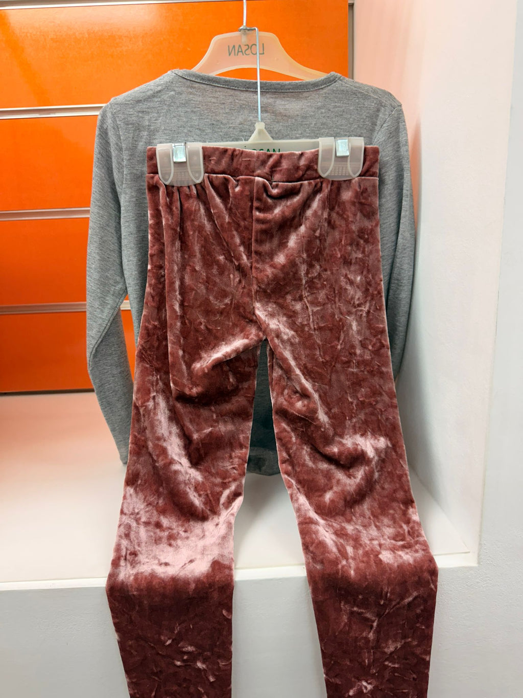 Conjunto niña Losan gris con estrellas y leggings de terciopelo rosa, vista trasera, talla 5 años