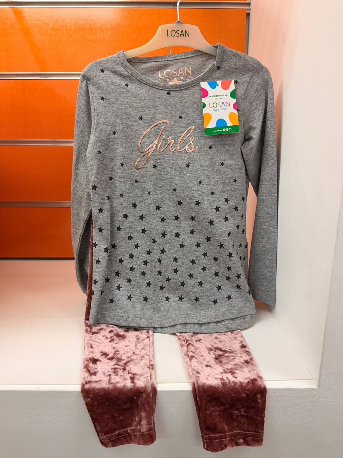 Conjunto niña Losan gris con estrellas y leggings de terciopelo rosa, talla 5 años
