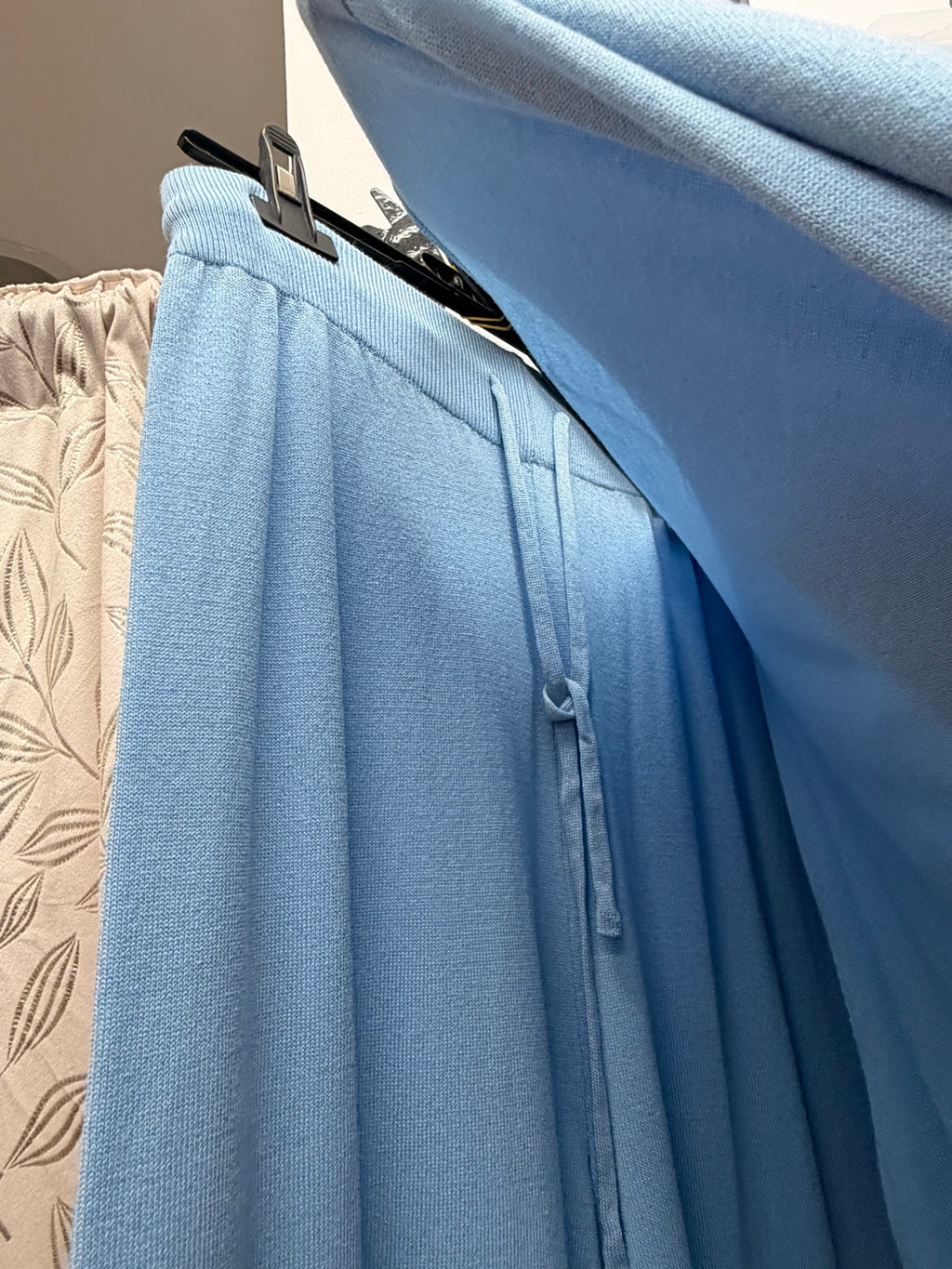 Detalle del pantalón del conjunto azul cielo Minority