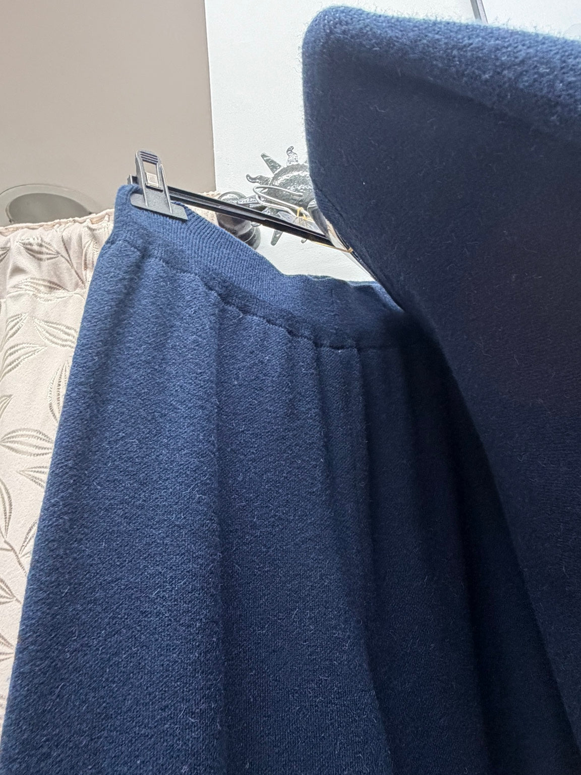 Detalle del conjunto de punto azul marino