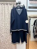 Conjunto de punto azul marino de mujer con jersey de pico y pantalón