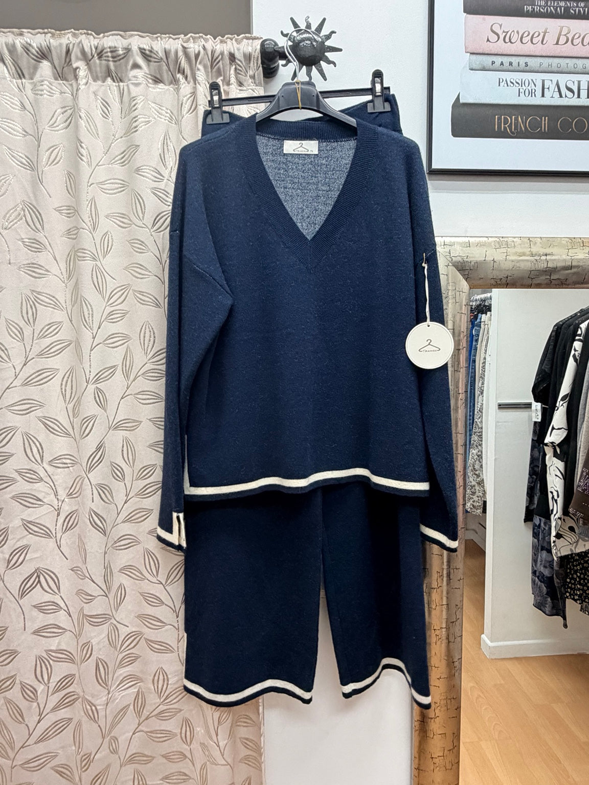 Conjunto de punto azul marino de mujer con jersey de pico y pantalón