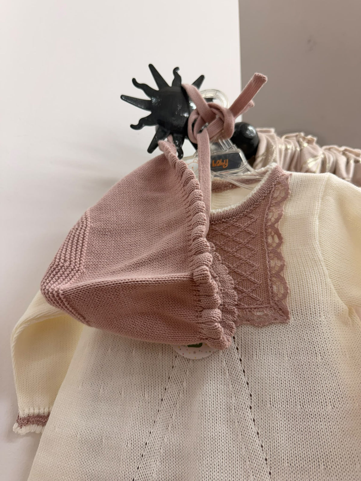 Detalle del conjunto de bebé Felicia con capota maquillaje
