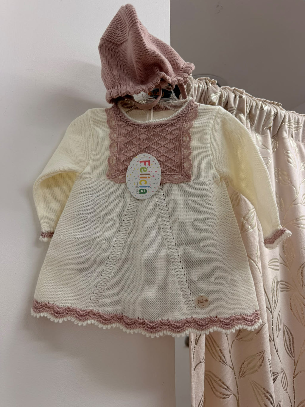 Conjunto de bebé Felicia de punto crudo y maquillaje con capota