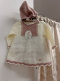 Conjunto de bebé Felicia de punto crudo y maquillaje con capota