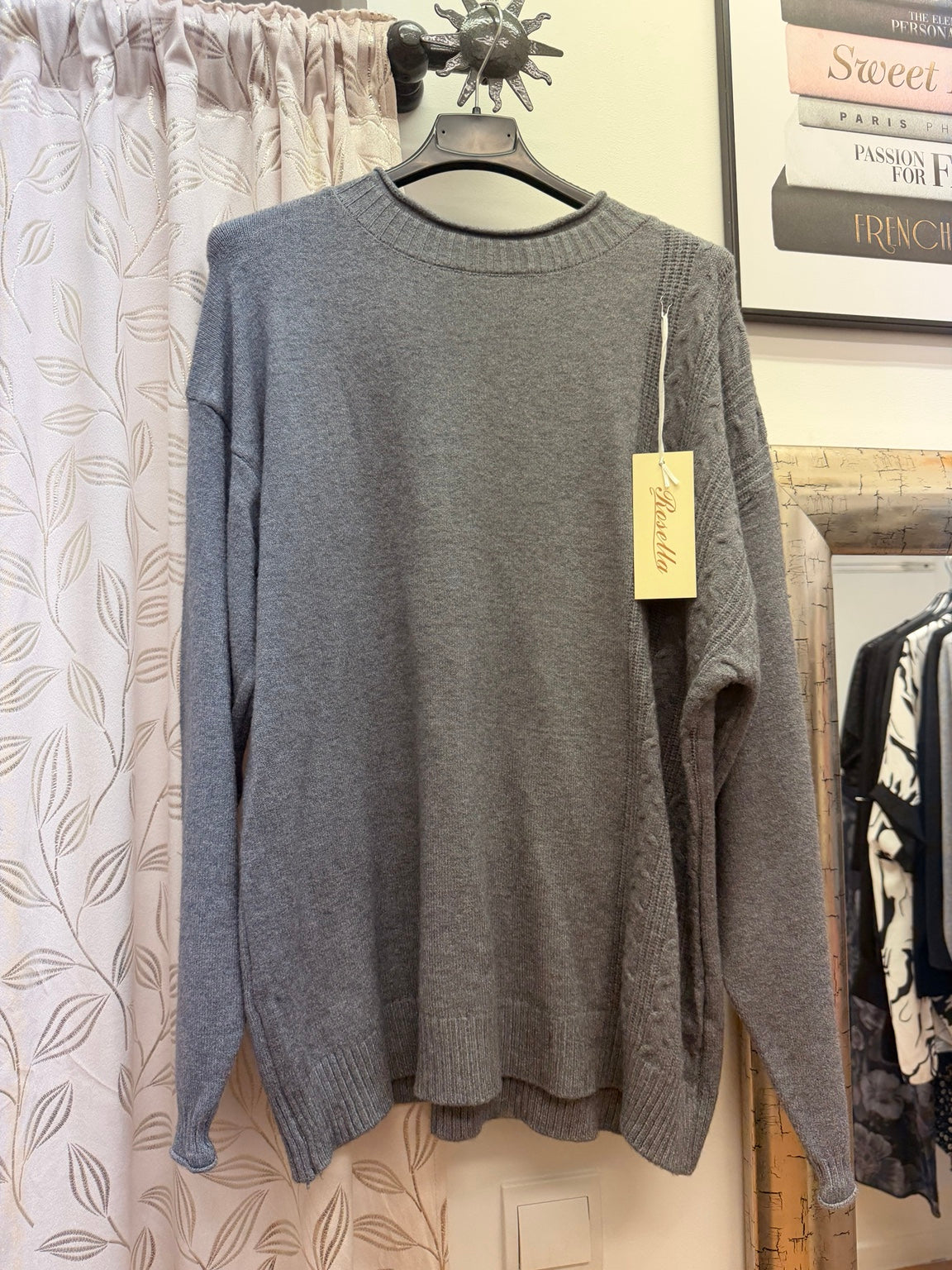 Jersey de mujer gris de punto con detalle trenzado lateral y manga larga