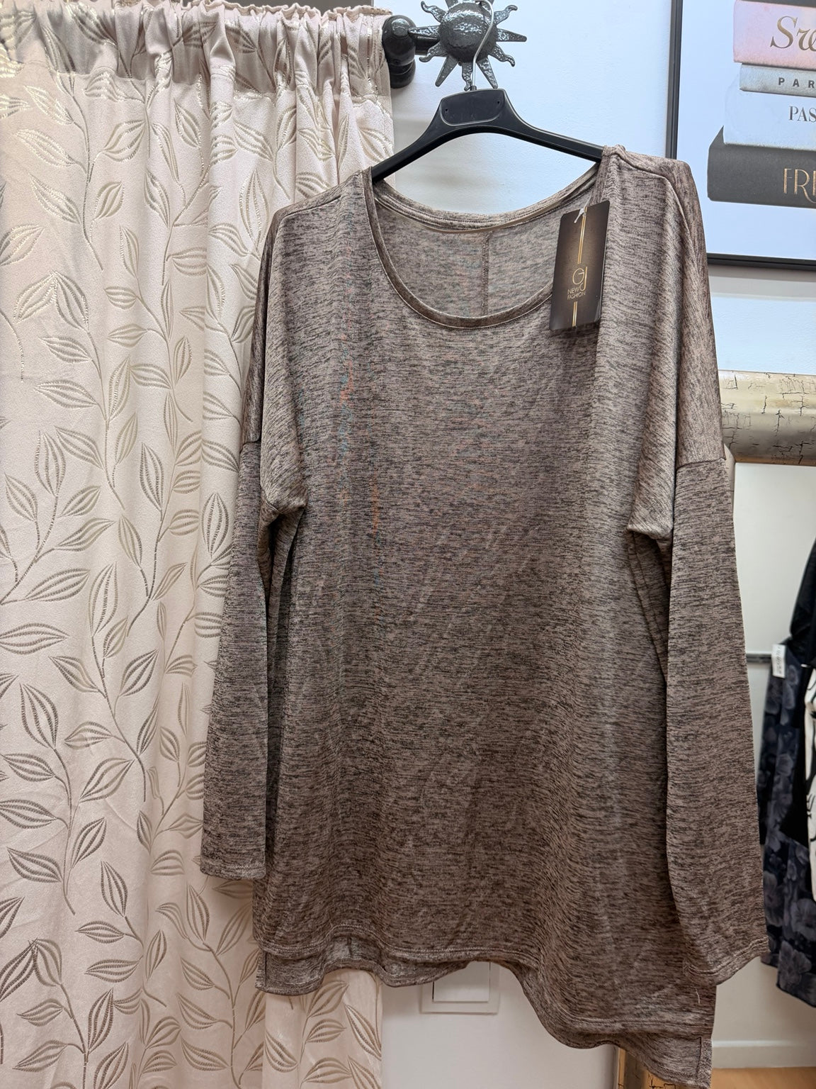 Jersey de mujer jaspeado en tono topo, manga larga y corte amplio asimétrico