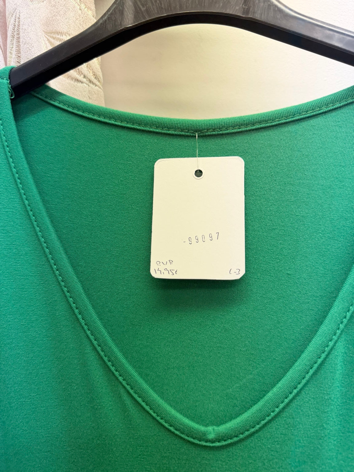 Jersey de mujer marrón con gran lazo beige de punto y pedrería
