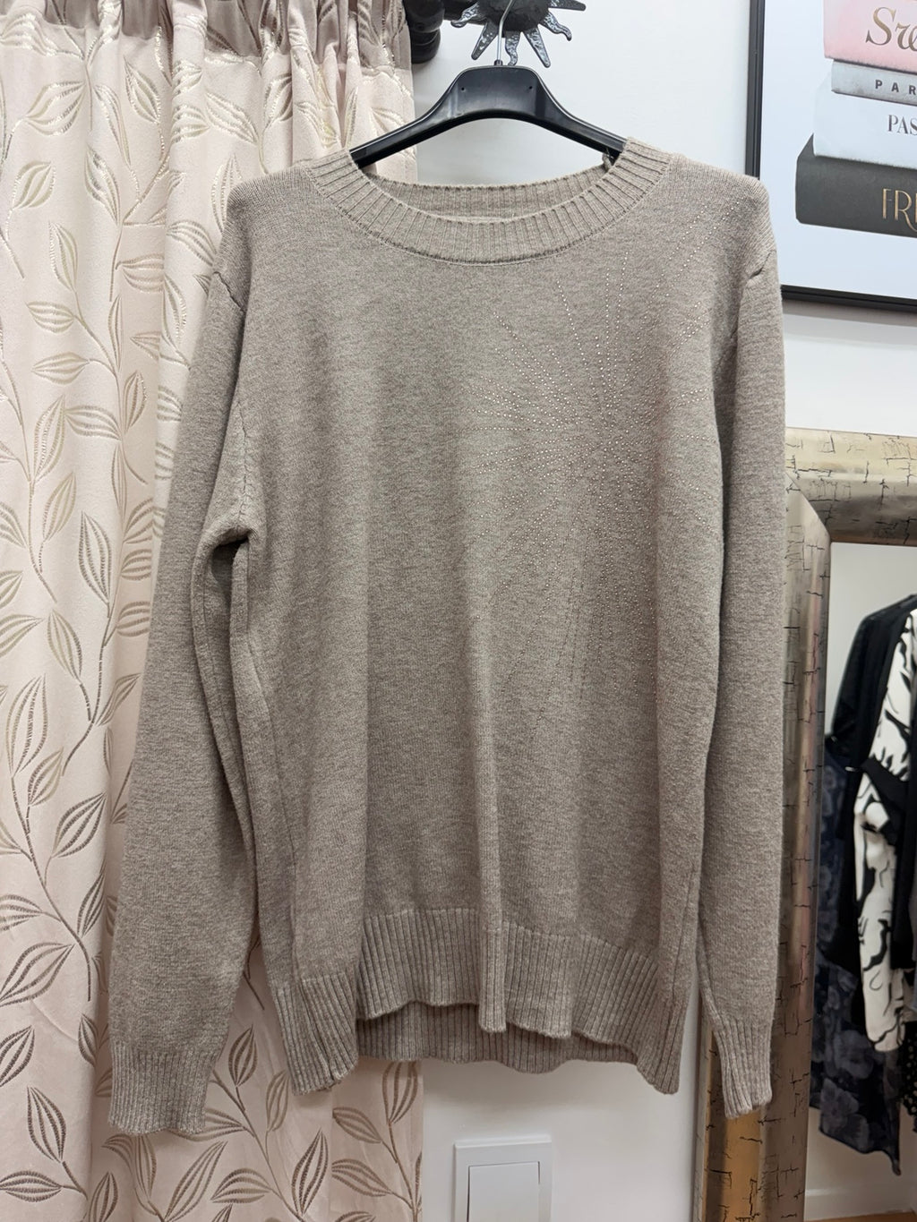 Jersey de mujer en tono topo con motivo de strass en forma de rayos