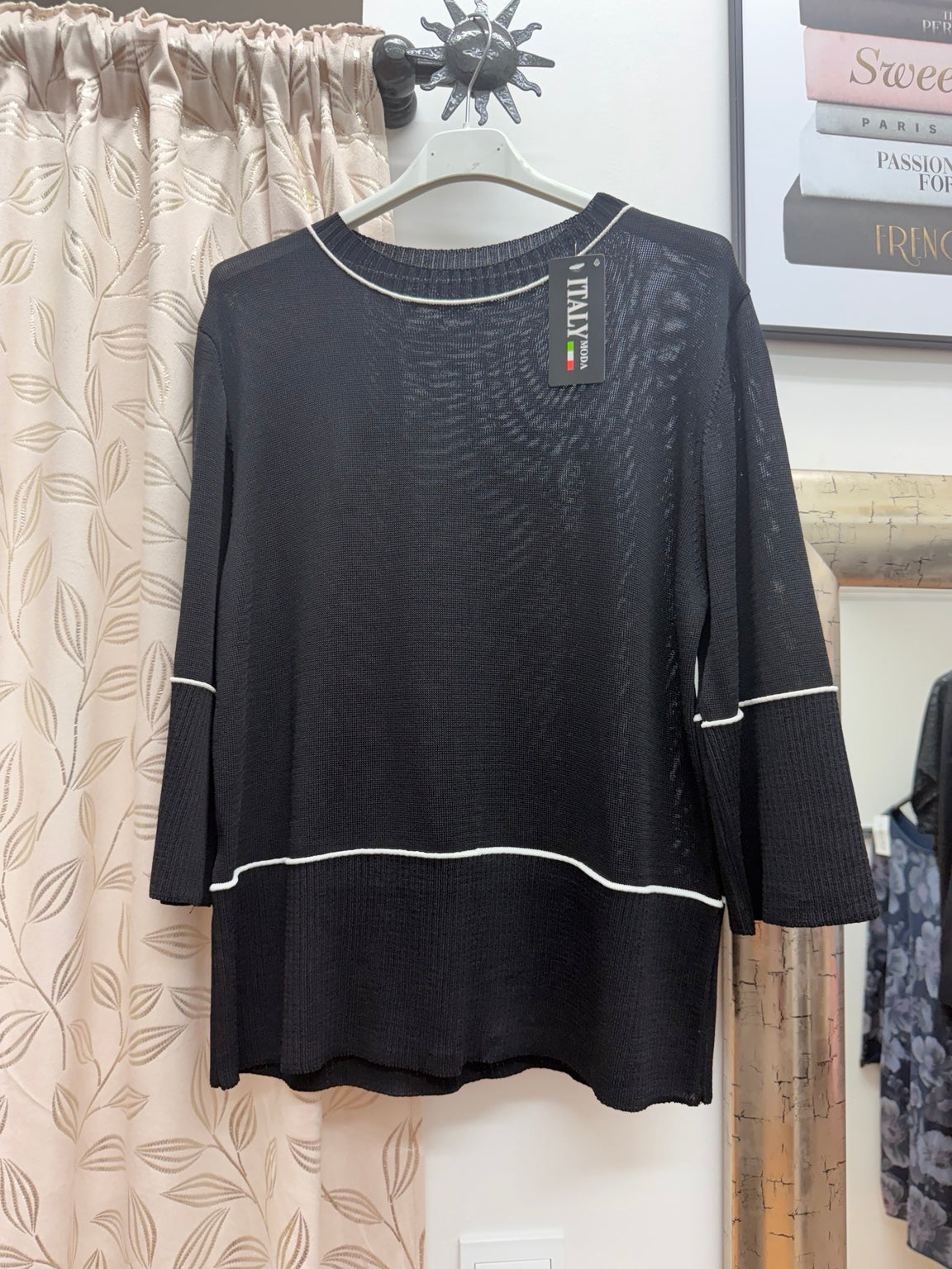 Jersey negro de mujer de punto fino con ribetes blancos en cuello, mangas y bajo